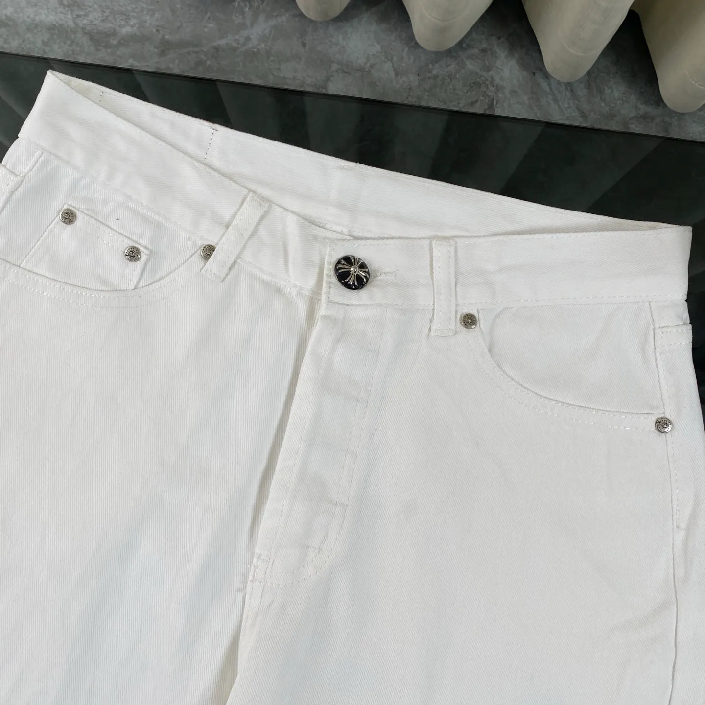 P270 chrome hearts new style white leather jeans vi Top heavy industry fashionable design] Consistent high street luxury style creation. Speaking of this style, the Zangyin family and GU family are definitely the leading representative brands. Especially the Zangyin family has really achieved a state-of-the-art effect in creating high street style. The unique washed material is used to create this style. The color system is quite eye-catching. After it is decorated with patchwork cross flowers, it cleverly highlights the charm of the brand. Secondly, this style uses classic The classic high-waist cutting design highlights the long legs and fashionable temperament of the upper body. The brand is highly recognizable and the slim fit configuration is more suitable for daily wear. It is a product that interprets personality, fashion, and specifications at a glance. This single product is enough to make any fan excited. It can be a white T-shirt for youthful preppy style, or a tight suspender for lady style. It has strong matching ability and can be easily controlled by men.  [Materials and craftsmanship] Needless to say, this point goes without saying. As an excellent craftsman brand, Zangyin’s requirements for details and craftsmanship are really perfect. The washed color of this model has gone through so many processes, not to mention the embellishment of denim appliques. It is also purely hand-made and sewn. Just like what they believe in, only hand-made things have soul and have the meaning of wear. A top-notch heavy-duty fashionable denim item, I look forward to your perfect interpretation! !  Size:28-36